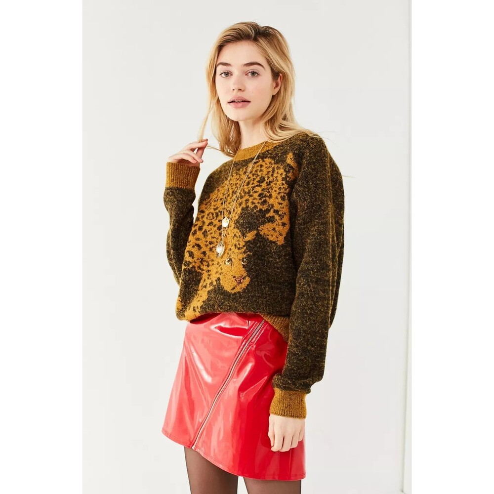 UO Urban Outfitters Leopard Crew Neck Sweater size MEDIUM Womens
